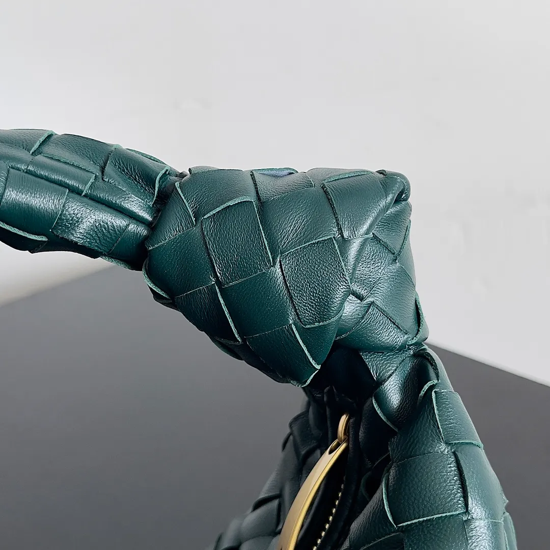 Batch 1120 Bottega veneta͙.——The latest braided and knotted hobo🔥 The top-grade lambskin leather is very soft, the bag shape is unique, practical and durable. It retains the traditional weaving elements while being a bit more flamboyant ~ Made of hand-woven sheepskin, zipper opening and closing, curved seamless structure, effortless to match. Highly recommended⚠️⚠️⚠️ The highest-end in the market🌈 Welcome to compare [Factory equipped with full package] size: 23x15x5cm.   Model: 651876